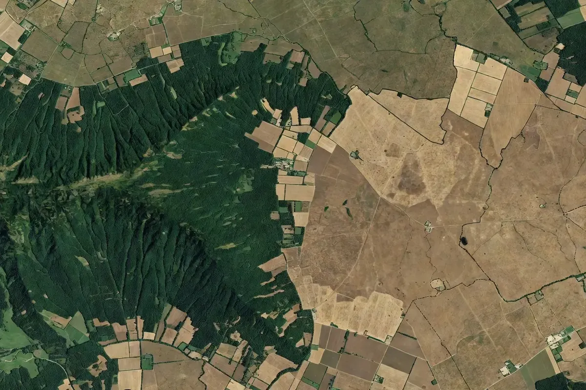 Vue satellite de la Franche-Comté en été, zones arides versus forêts vertes