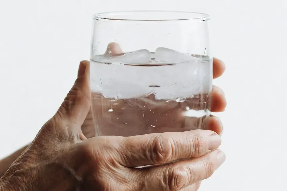 Verre d'eau fraîche, hydratation essentielle lors des vagues de chaleur en Franche-Comté
