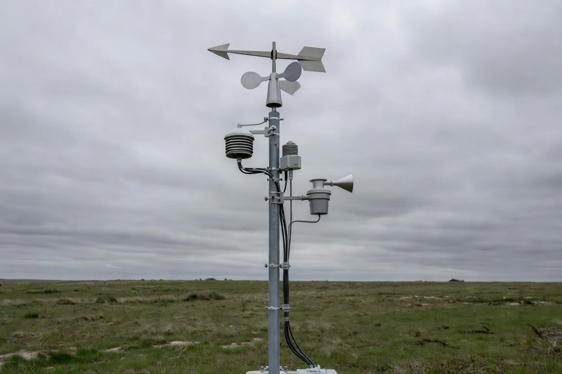 Station météo Météo-France à Besançon, instruments de mesure en extérieur