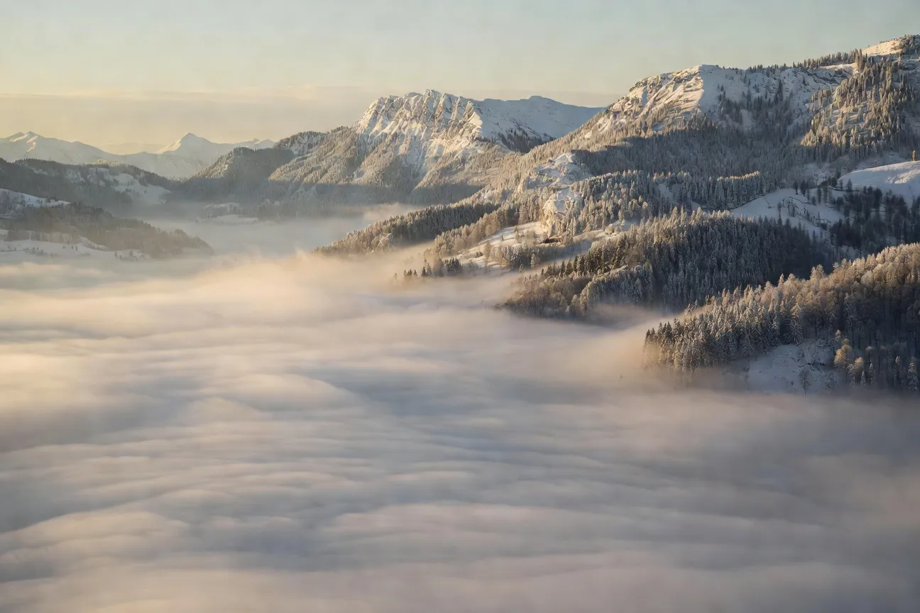 Brouillard hivernal stagnant dans la vallee du Haut-Bienne avec inversion thermique visible