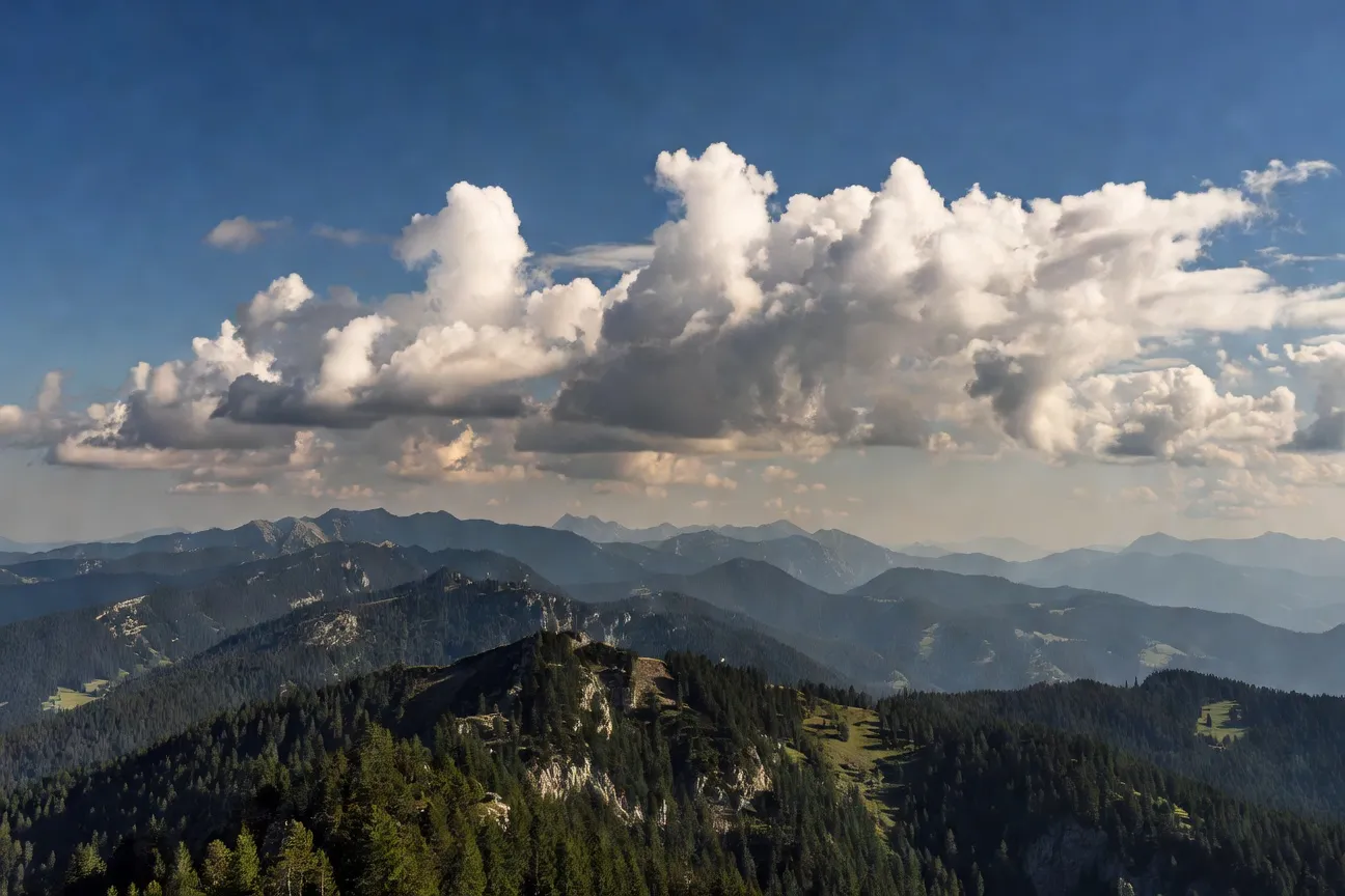 Vue panoramique des cretes du Haut-Jura sous ciel changeant en milieu de journee